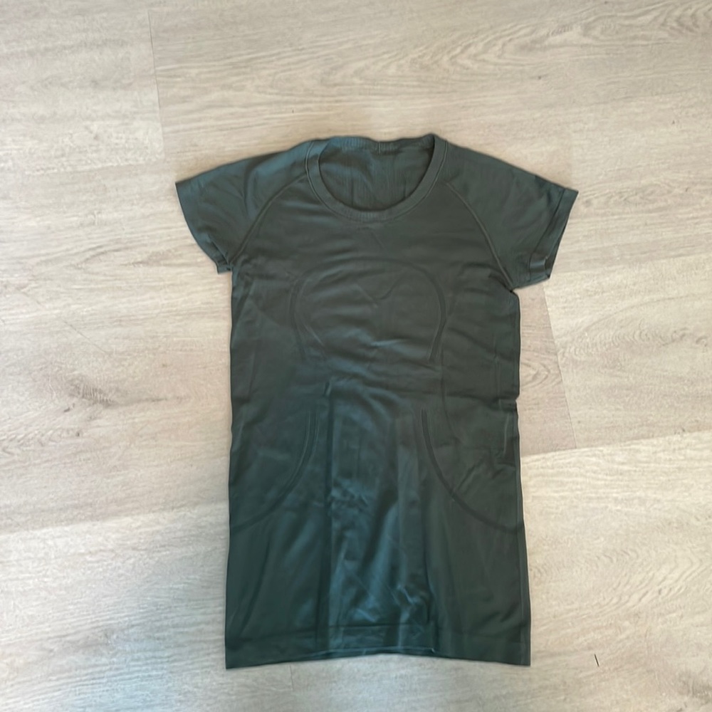 Lulu workout shirt, army green, great condition